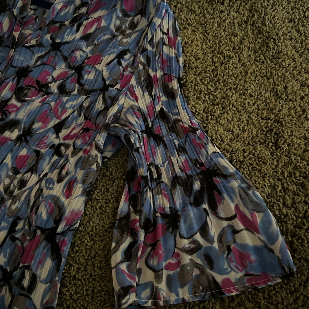 Woman’s blouse - Picture 3 of 3